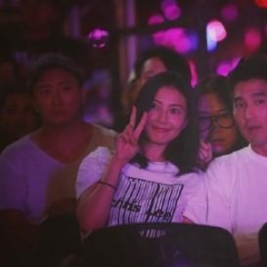 周杰伦演唱会这么多明星来偷听，一半被网友现场逮住
