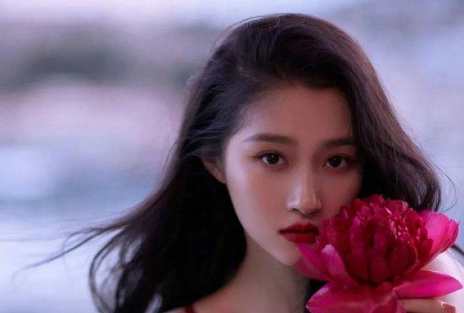 成熟风姐系美女就是要支棱起来 ！比如王楚然关晓彤