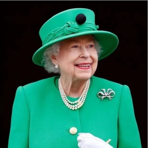 英国女王登基70周年庆典——那些女王独爱的铂金胸针
